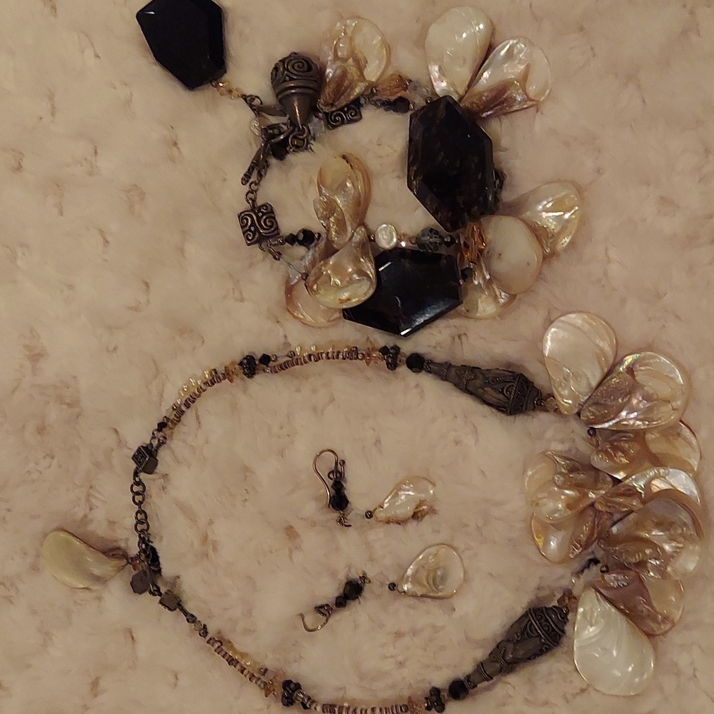 Gorgeous beautiful unique Tres Jolie Necklace, bracelet and earrings ✨️